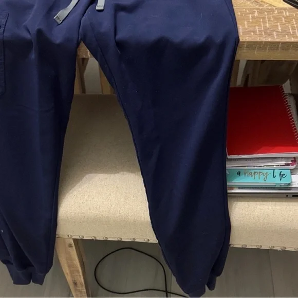 FIGS women’s Navy Jogger scrub Pants size Medium - Picture 3 of 5